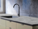Küchenarbeitsplatten_Gegossener Beton_mit spüle_und_marmor_küchenspritzer – 